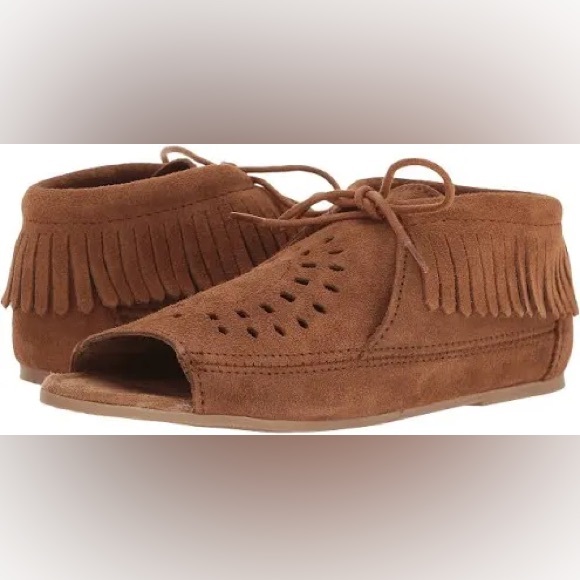 Minnetonka Shoes - NEVER WORN Minnetonka Peep Toe Moccasin Size 7
